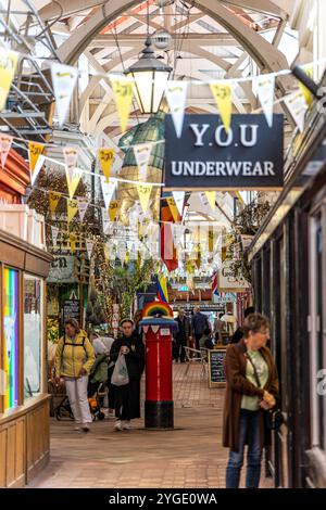 Oxford, Regno Unito - 5 giugno 2024: Gli interni del mercato coperto di Oxford celebrano il 250° anniversario. Il mercato coperto è un mercato storico con bancarelle e S Foto Stock