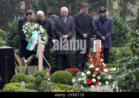 FOTO D'ARCHIVIO: 15 anni fa, il 10 novembre 2009, Robert Enke è morto, vr Joachim 'Jogi' LOEW (allenatore della nazionale tedesca), Oliver BIERHOFF (manager della nazionale tedesca), Karl ROTHMUND (vice presidente DFB) e Theo ZWANZIGER (presidente DFB), deporre una corona, ghirlanda nel primo anniversario della morte di Robert Enke nella sua tomba, il 10 novembre 2010, foto di Hanover Sven Simon#Prinzess-Luise-Strasse 41#45479 Muelheim / R uhr #tel. 0208/9413250#fax. 0208/9413260#KTO. 4030 025 100 GLSB ank BLZ 430 609 67# www.SvenSimon.net. Foto Stock