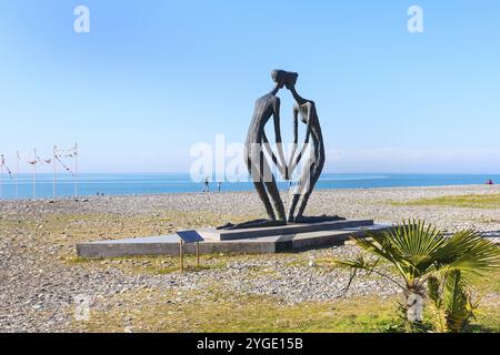 Batumi, Georgia, 30 aprile 2017: Scuplture di uomo e donna innamorati sulla spiaggia lungo il Mar Nero a Batumi, Adjara, Georgia, Asia Foto Stock
