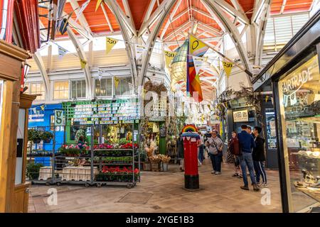 Oxford, Regno Unito - 5 giugno 2024: Gli interni del mercato coperto di Oxford celebrano il 250° anniversario. Il mercato coperto è un mercato storico con bancarelle e S Foto Stock