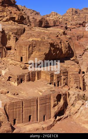 Facciate Street grotte nell'antica città di Petra City, Giordania Petra, famoso sito storico e archeologico Foto Stock