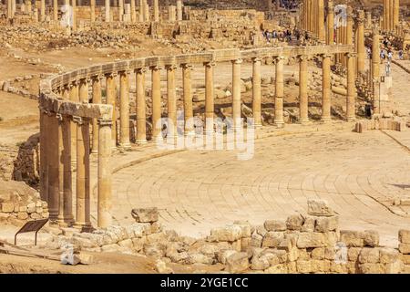 Jerash, Giordania, 7 novembre 2022: Piazza con fila di colonne corinzie della Piazza del foro ovale nel sito archeologico, rovine di epoca greca e romana, A Foto Stock