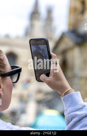 Oxford, Regno Unito - 5 giugno 2024: Scattare una foto sul cellulare dell'Oxford Radcliffe Library Building. Foto Stock