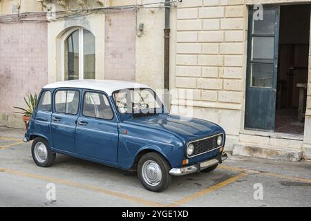 Splendida auto d'epoca di fronte alle tipiche case cittadine in una città mediterranea in Sicilia, Italia, Europa Foto Stock