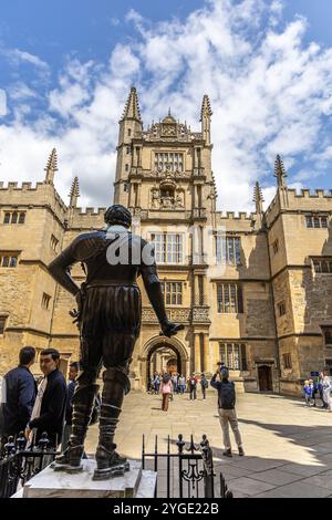 Oxford, Regno Unito - 5 giugno 2024: Grande porta sulla Catte Street dell'ingresso alla Old Bodleian Library. La Biblioteca Bodleiana è la principale biblioteca di ricerca della University Foto Stock