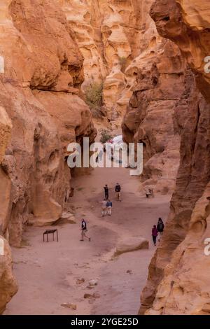 Wadi Musa, Giordania, 2 novembre 2022: Rocks and Road view at Little Petra, Siq al-Barid, Asia Foto Stock