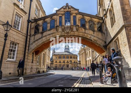 Oxford, Regno Unito - 5 giugno 2024: Biblioteca Bodleiana, Sheldonian Theatre e Clarendon Building visto attraverso l'arco del ponte Hertford, noto anche come Ponte di si Foto Stock
