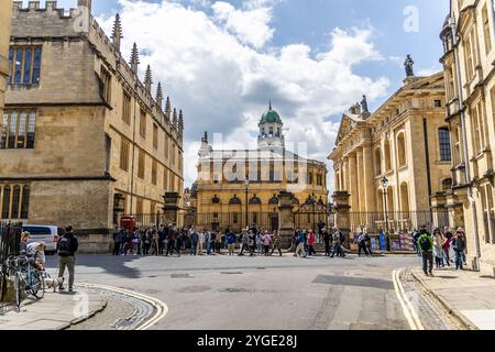 Oxford, Regno Unito - 5 giugno 2024: The Sheldonian Theatre e Bodleian Library Buildings in Broad Street. Foto Stock