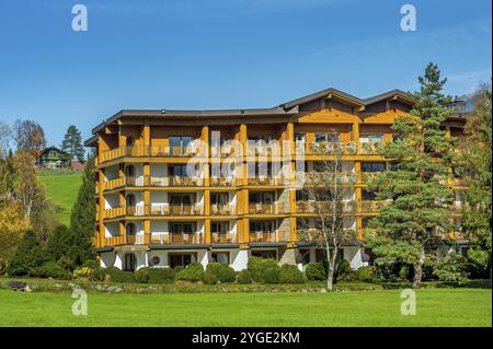 Sonnenalp Resort, cielo azzurro, vicino a Ofterschwang, Allgaeu, Baviera, Germania, Europa Foto Stock