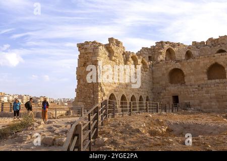 Al Karak, Giordania, 4 novembre 2022: Castello medievale dei crociati nel centro della città e turisti, Asia Foto Stock