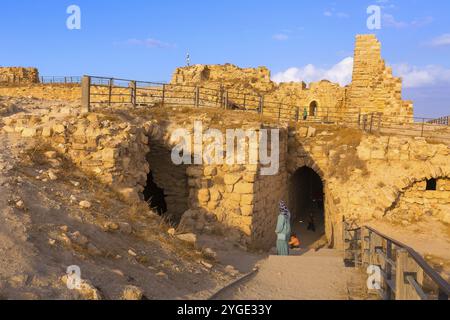 Al Karak, Giordania, 4 novembre 2022: Castello medievale dei crociati nel centro della città e turisti a Kerak, Asia Foto Stock