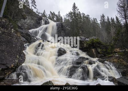 Foto paesaggistica di una grande cascata nella foresta e nella natura. Paesaggio autunnale il fiume Elgafossen Vattenfall forma un confine naturale tra gli svedesi Foto Stock