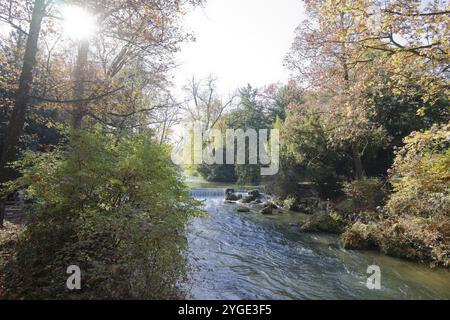 Ruscello nel giardino inglese, area ricreativa locale, parco, parco, vegetazione urbana, Monaco di Baviera, Stato libero, Isar, Germania, Europa Foto Stock