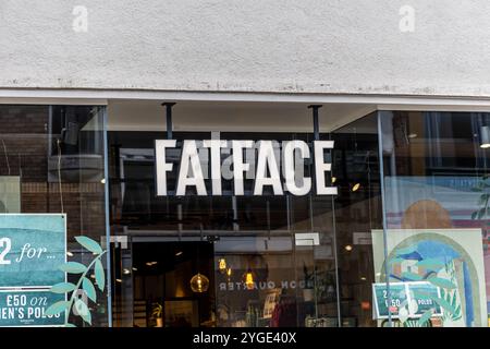 Oxford, Regno Unito - 5 giugno 2024: Fatface Sign sul fronte di un ramo di Fatface. Foto Stock