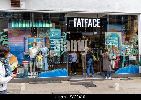 Oxford, Regno Unito - 5 giugno 2024: Fatface Sign sul fronte di un ramo di Fatface. Foto Stock