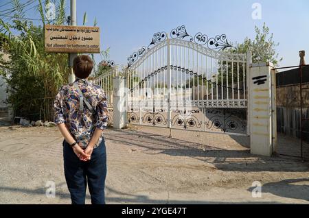 Visitatore al cimitero dei Martiri di Halabja nel Kurdistan iracheno Foto Stock