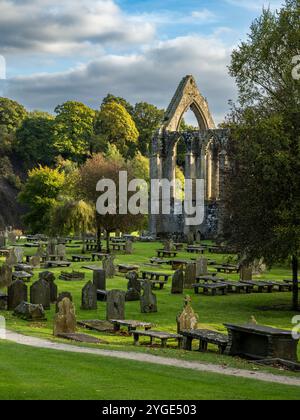 Pittoresca e panoramica rovine monastiche illuminate dal sole dell'abbazia di Bolton (tranquillo cortile della chiesa, lapidi e tombe, splendido ambiente) - Yorkshire Dales, Inghilterra, Regno Unito. Foto Stock