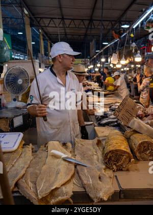 Nel mercato coperto Adolpho Lisboa a Manaus. Ecco il mercato del pesce. Foto Stock