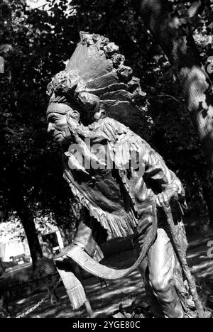 Statua del capo Clinton Rickard al Niagara Falls State Park di New York, USA. Foto Stock