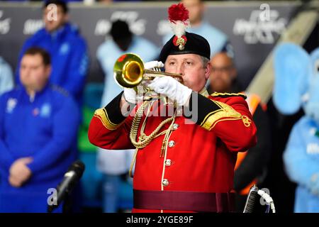 Un musicista si esibisce in vista della partita per lo Sky Bet Championship alla Coventry Building Society Arena di Coventry. Data foto: Mercoledì 6 novembre 2024. Foto Stock