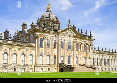 Castle Howard Yorkshire - facciata sud e scalinata d'ingresso del Castle Howard, una casa di campagna inglese nel North Yorkshire Inghilterra Regno Unito Europa Foto Stock