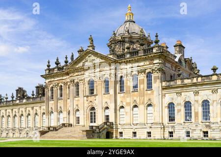 Castle Howard Yorkshire - facciata sud e scalinata d'ingresso al Castle Howard, una casa di campagna inglese nel North Yorkshire Inghilterra Regno Unito Europa Foto Stock