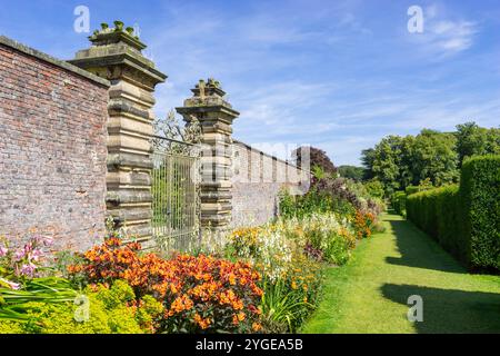 Giardino recintato a Castle Howard Yorkshire - Castle Howard è una casa di campagna inglese nel North Yorkshire Inghilterra Regno Unito Europa Foto Stock