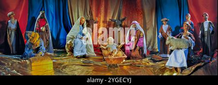 Parigi, Francia - immagine panoramica, Christmas Creche, in French Catholic Church, Eglise Saint Sulpice, figure religiose, Gesù Cristo, Maria, Giuseppe Foto Stock