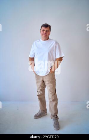 un ritratto di un uomo di mezza età su sfondo bianco Foto Stock