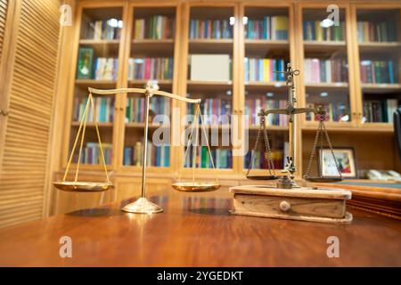 Il confronto tra Gold Vintage e la scala moderna si trova su un tavolo in legno di fronte allo scaffale della libreria. Foto Stock