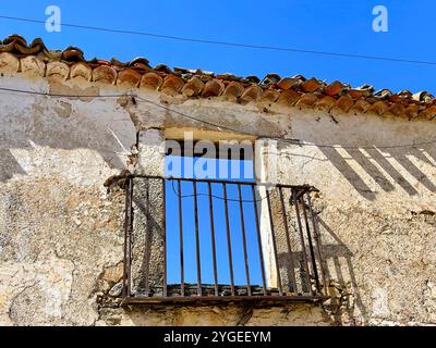 Balcone di casa in rovina. Foto Stock