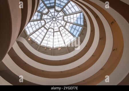 New York, New York, USA – 30 ottobre 2024: Interni del Solomon R. Guggenheim Museum sulla Fifth Avenue di Manhattan a New York, New York, USA. Foto Stock