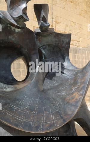 Statua. Monumento. scultura. Francesco Laparelli e Girolamo Cassar. La Valletta. Malta. Bronzo. Architetto. Banco. nero. Zeichnung. Piano. disegno. Foto Stock