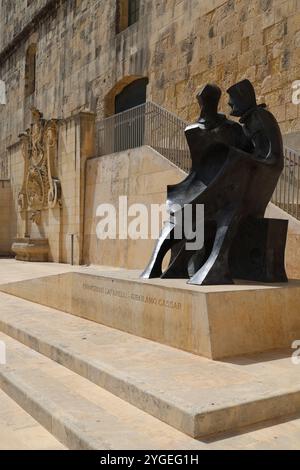 Statua. Monumento. scultura. Francesco Laparelli e Girolamo Cassar. La Valletta. Malta. Bronzo. Architetto. Banco. nero. Zeichnung. Piano. disegno. Foto Stock