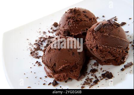 Palline di gelato al cioccolato servite su un piattino bianco Foto Stock