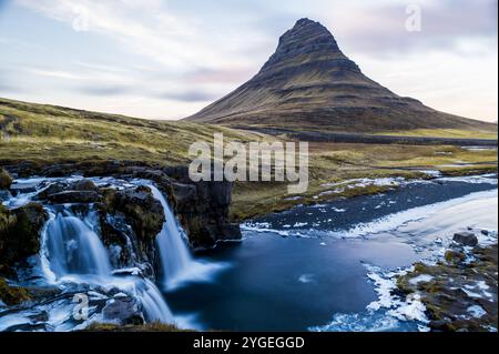 La montagna di Kirkjufell e le cascate, Islanda Foto Stock