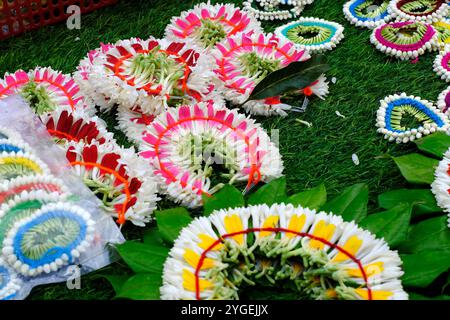 Accessori per capelli da sposa indiani, accessori per capelli da sposa, fiori indiani , Garland dei fiori freschi, veni, Gajra in vendita al mercato di Pune. Foto Stock