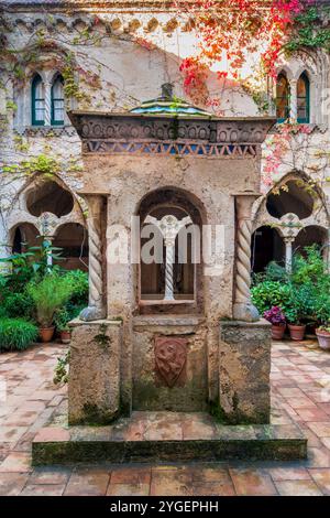Chiostro, Villa Cimbrone, Ravello, Costiera Amalfitana, Campania, Italia Foto Stock