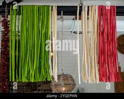 tagliatelle di pasta italiana fatte a mano bandiera italiana rossa bianca e verde Foto Stock