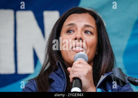 Liz Bonnin, presentatrice televisiva e presidente del Wildlife Trust, parla a marzo per la protesta sull'acqua pulita, Londra, Regno Unito Foto Stock