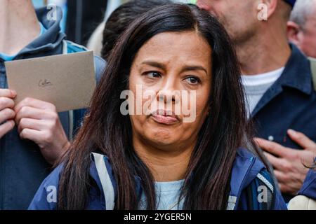 Liz Bonnin, presentatrice televisiva e presidente del Wildlife Trust, a March for Clean Water Protestation, Londra, Regno Unito Foto Stock