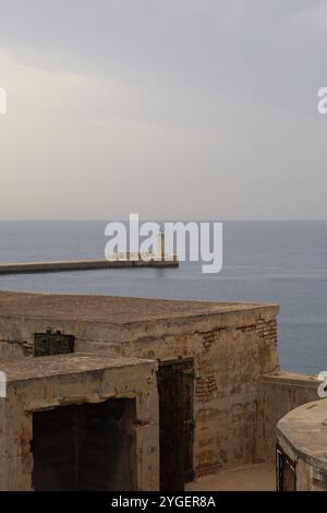 Sant'Elmo. La Valletta. Malta. Leuchtturm. Meer. Kaserne. diesig. faro. caserma. nebbioso. mare. Porto. Hafen Einfahrt. ingresso. Panorama. caldo. Foto Stock