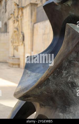 Statua. Monumento. scultura. Francesco Laparelli e Girolamo Cassar. La Valletta. Malta. Bronzo. Architetto. Banco. nero. Zeichnung. Piano. disegno. Foto Stock