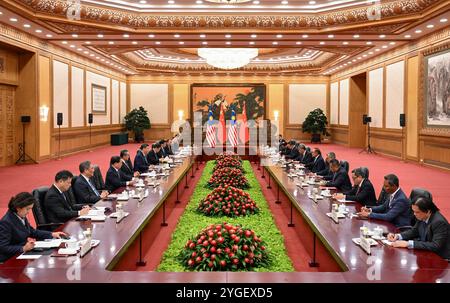 Pechino, Cina. 7 novembre 2024. Il presidente cinese Xi Jinping incontra il primo ministro della Malesia Anwar Ibrahim a Pechino, capitale della Cina, 7 novembre 2024. Crediti: Xie Huanchi/Xinhua/Alamy Live News Foto Stock