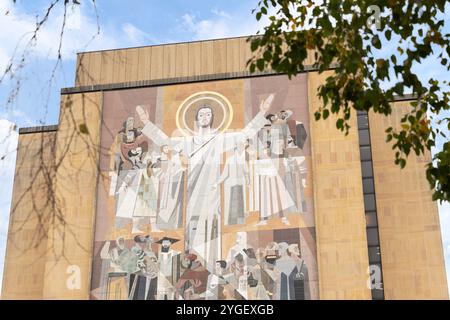 Il Word of Life Mural, noto anche come Touchdown Jesus, si trova nel campus dell'Università di Notre Dame, vicino allo stadio Notre Dame. Foto Stock