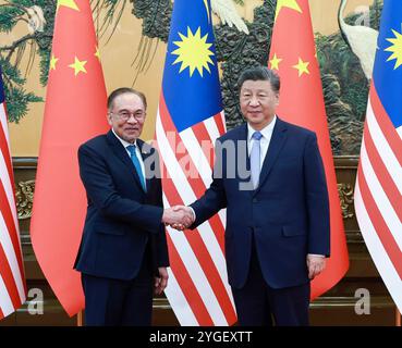 Pechino, Cina. 7 novembre 2024. Il presidente cinese Xi Jinping incontra il primo ministro della Malesia Anwar Ibrahim a Pechino, capitale della Cina, 7 novembre 2024. Crediti: Wang Ye/Xinhua/Alamy Live News Foto Stock