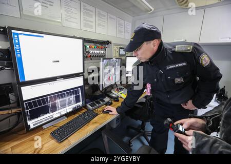 Zagabria, Croazia. 7 novembre 2024. I membri della polizia di frontiera croata sono visti durante l'esercitazione contro il commercio illegale di prodotti del tabacco al valico di frontiera di Bregana vicino a Zagabria, Croazia, il 7 novembre 2024. Foto: Robert Anic/PIXSELL credito: Pixsell/Alamy Live News Foto Stock