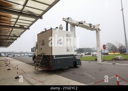 Zagabria, Croazia. 7 novembre 2024. Il carrello radiogeno mobile viene visto durante l'esercizio contro il commercio illegale di prodotti del tabacco al valico di frontiera di Bregana vicino a Zagabria, Croazia, il 7 novembre 2024. Foto: Robert Anic/PIXSELL credito: Pixsell/Alamy Live News Foto Stock