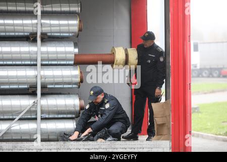 Zagabria, Croazia. 7 novembre 2024. I membri della polizia di frontiera croata sono visti durante l'esercitazione contro il commercio illegale di prodotti del tabacco al valico di frontiera di Bregana vicino a Zagabria, Croazia, il 7 novembre 2024. Foto: Robert Anic/PIXSELL credito: Pixsell/Alamy Live News Foto Stock