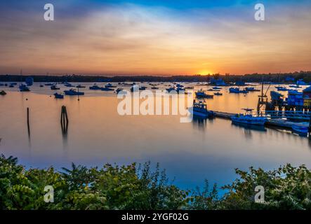 Tramonto sul porto della città turistica costiera di Boothbay Harbor, Maine Foto Stock